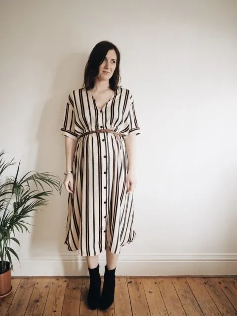 8 Ide Maternity Style dengan Button Dress yang Kekinian. Nyaman dan Bikin Kelihatan Awet Muda 12