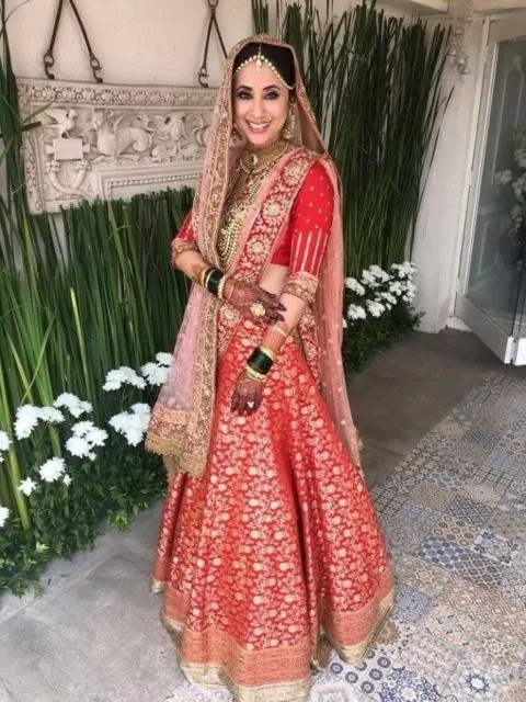 10 Gaun Pernikahan Bintang Bollywood Paling Mahal dan Mewah. Sarat Nuansa Warna Emas dan Merah! 18