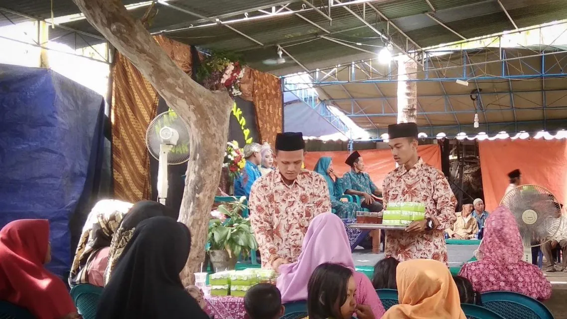 5 Tipikal Orang Kalau Lagi Nyinom atau Pelayan di Acara Nikahan Tetangga. Kamu yang Mana nih? 8
