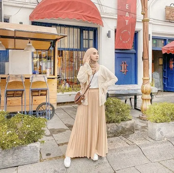 Bukan Hitam, Ini 8 Pilihan Warna Rok Plisket yang Sama Netralnya 9