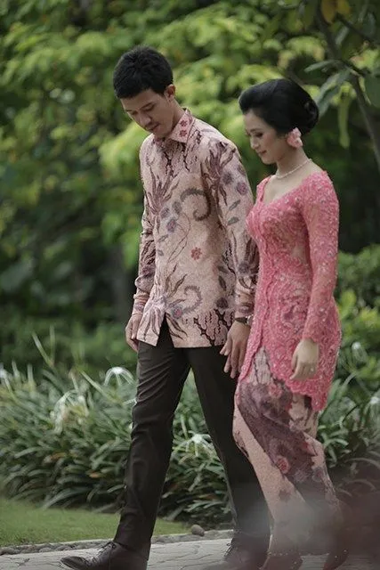 8 Desain Busana Couple Beda Warna tapi Tetap Senada. Elegan Plus Mesra! 12