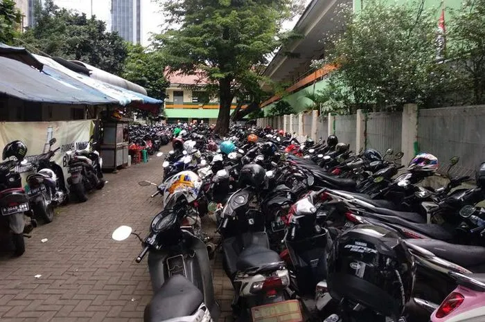 Memahami Kesulitan Cewek Saat Ngeluarin Motor dari Parkiran. Bantuin kek, Malah Diledekin! :( 10