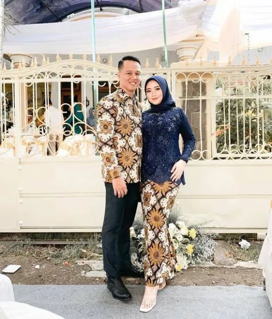 8 Desain Busana Couple Beda Warna tapi Tetap Senada. Elegan Plus Mesra! 16