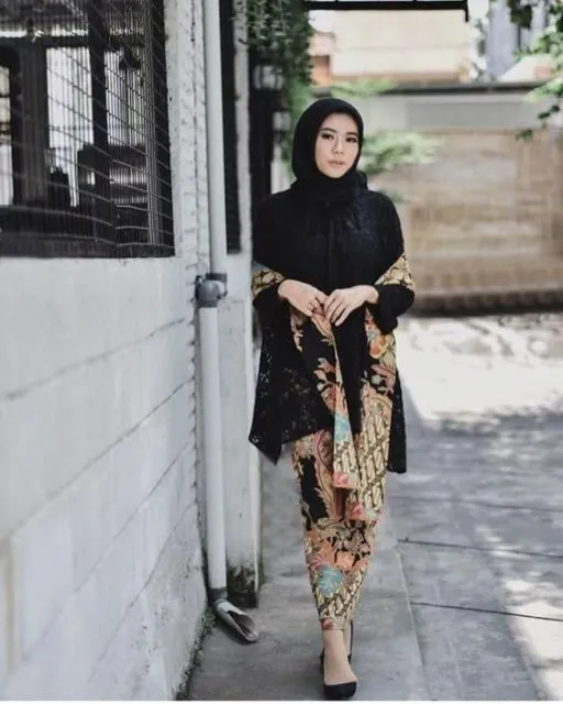 5 Potret Hijabers yang Sukses Tampil Feminin dengan Kebaya Selendang. Jadi Elegan Gitu! 9