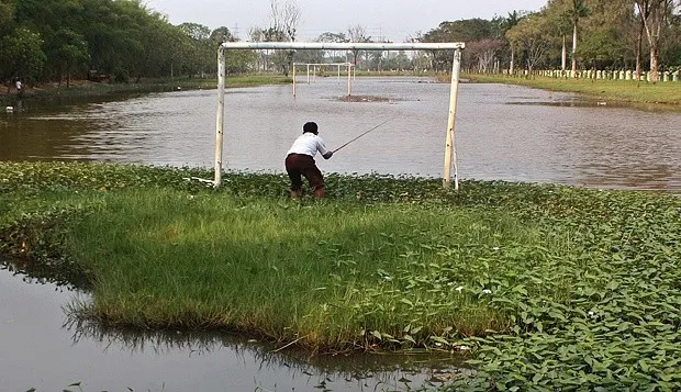 11 Kelakuan Kocak Orang Saat Mancing. Istri Mana yang Nggak Heran Lihat Lakinya Punya Hobi Begini? 13