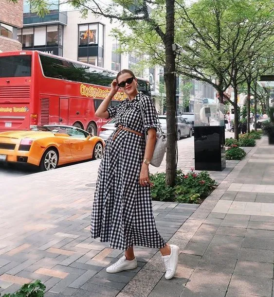8 Ide Maternity Style dengan Button Dress yang Kekinian. Nyaman dan Bikin Kelihatan Awet Muda 14