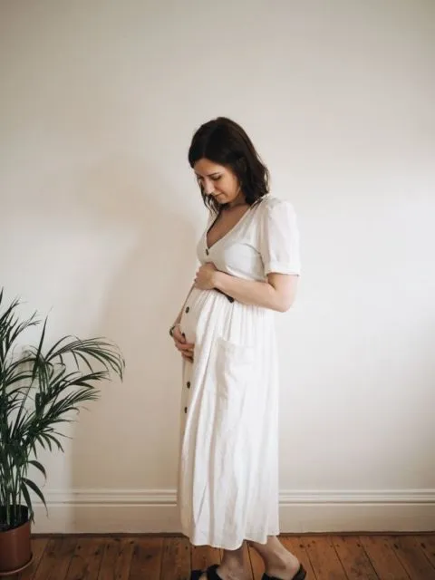 8 Ide Maternity Style dengan Button Dress yang Kekinian. Nyaman dan Bikin Kelihatan Awet Muda 11