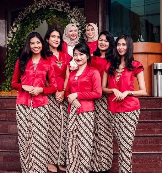 Potret Cantiknya Kebaya Warna Cerah Berpadu dengan Jarik Batik. Simpel nan Santun! 10