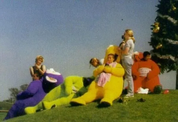 11 Foto Jadul Proses Syuting Teletubbies. Bikin Kaget, Ternyata Beda dari Bayangan Masa Kecil 18