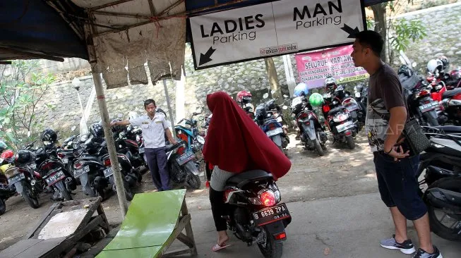 Memahami Kesulitan Cewek Saat Ngeluarin Motor dari Parkiran. Bantuin kek, Malah Diledekin! :( 9