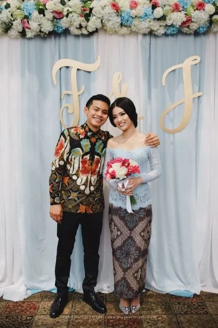 8 Desain Busana Couple Beda Warna tapi Tetap Senada. Elegan Plus Mesra! 13