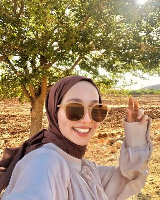 Tren Pashmina Diikat ke Belakang yang Bikin Bentuk Wajah Terlihat Jelas. Udah Nyoba? 14