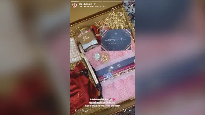 Hadiah Mewah 5 Seleb untuk Bridesmaid. Dari Kamera, Perhiasan, Sampai Catokan Rambut! 7