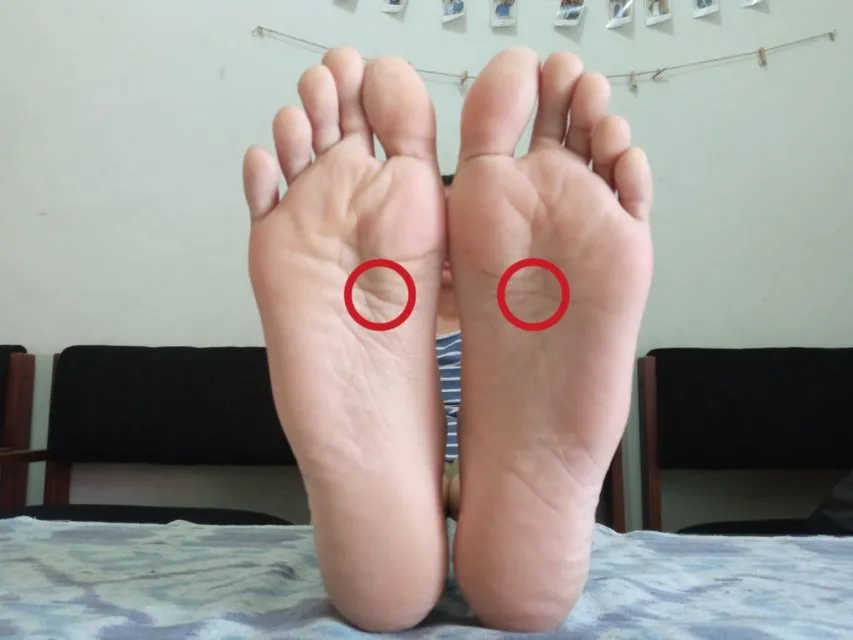 7 Titik Akupuntur Refleksi Kaki untuk Kesehatanmu 15 titik refeksi kaki untuk asam lambung