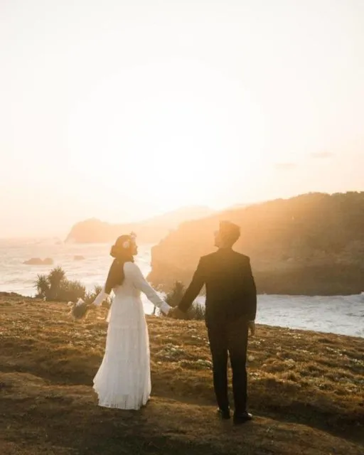 15 Ide Pre-wedding Berlatar Senja. Jaminan Indah dan Romantis Tanpa Banyak Usaha~ 30