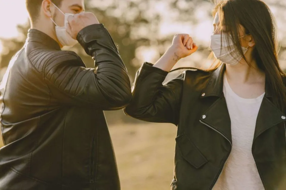 10 Ide Konsep Foto Pre-wedding Pakai Masker di Masa Pandemi. Tetap Dramatis dan Romantis! 13