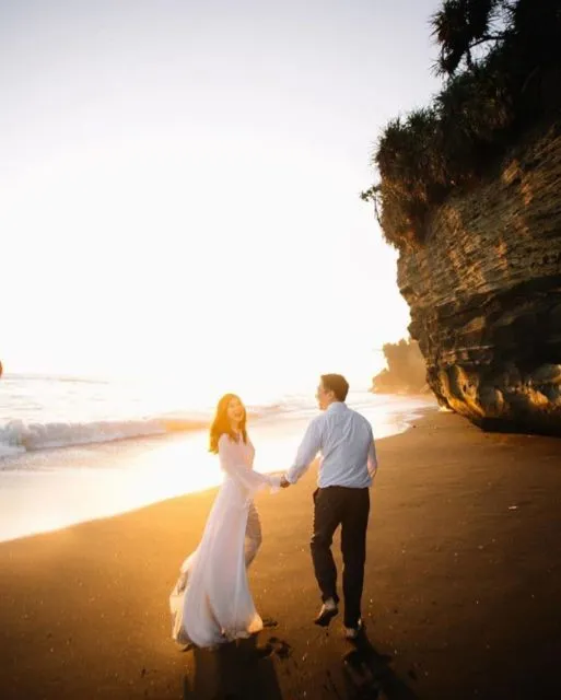 15 Ide Pre-wedding Berlatar Senja. Jaminan Indah dan Romantis Tanpa Banyak Usaha~ 28