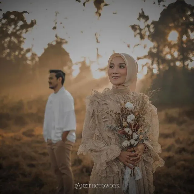 15 Ide Pre-wedding Berlatar Senja. Jaminan Indah dan Romantis Tanpa Banyak Usaha~ 27