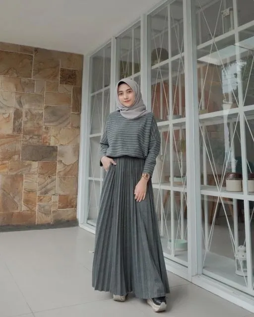 Bukan Hitam, Ini 8 Pilihan Warna Rok Plisket yang Sama Netralnya 12