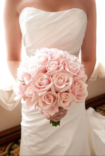 7 Ide Buket Bunga Serba Merah Muda yang Romantis. Satu Warna Manis ini Sudah Cukup Wakili Semua Rasa 9