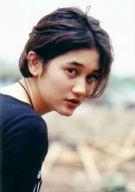 Tercantik di Zamannya, Ini Gaya Nike Ardilla yang Jarang Terekspos Media. Manisnya Nyata! 11