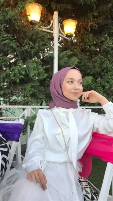 Tren Pashmina Diikat ke Belakang yang Bikin Bentuk Wajah Terlihat Jelas. Udah Nyoba? 11