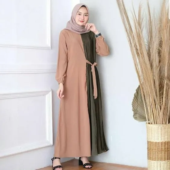 Bukan Cuma Rok Plisket, Ini Potret Gamis Plisket yang Bikin Penampilan Makin Santun 15