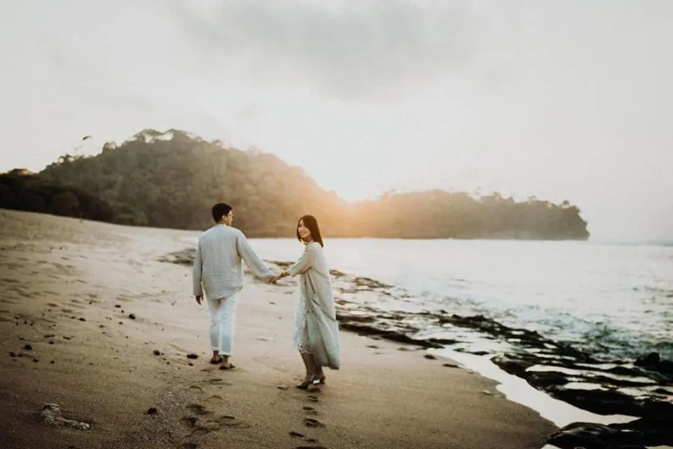 15 Ide Pre-wedding Berlatar Senja. Jaminan Indah dan Romantis Tanpa Banyak Usaha~ 26