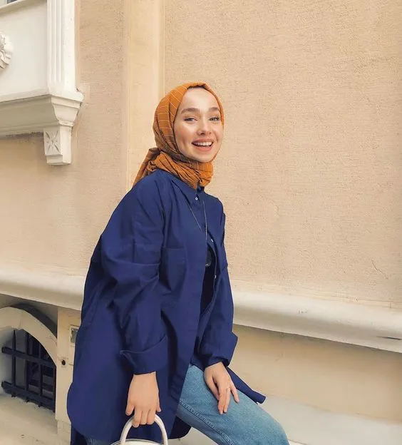 Tren Pashmina Diikat ke Belakang yang Bikin Bentuk Wajah Terlihat Jelas. Udah Nyoba? 16