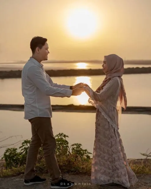 15 Ide Pre-wedding Berlatar Senja. Jaminan Indah dan Romantis Tanpa Banyak Usaha~ 25