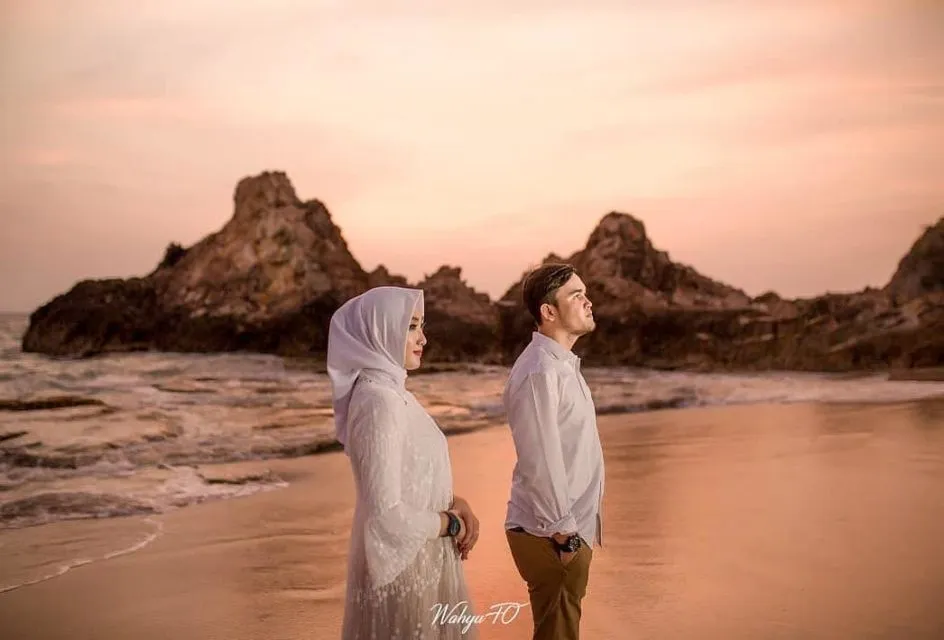 15 Ide Pre-wedding Berlatar Senja. Jaminan Indah dan Romantis Tanpa Banyak Usaha~ 24