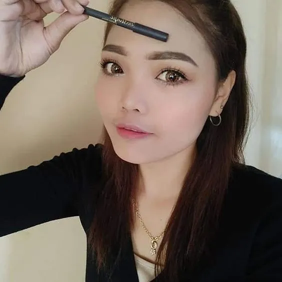 4 Alasan Kenapa Pensil Alis Hitam Sebenarnya Lebih Natural di Banding yang Cokelat. Wah! 7