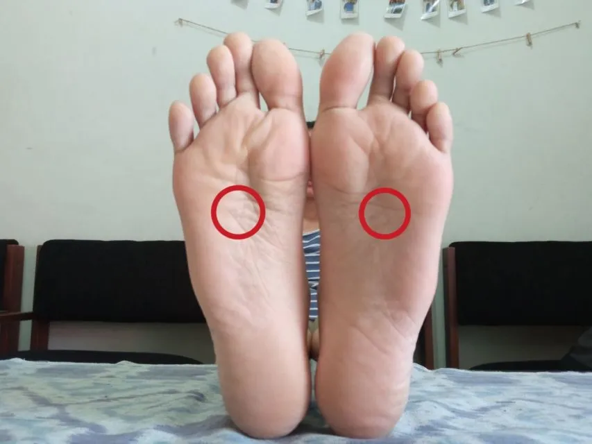 7 Titik Akupuntur Refleksi Kaki untuk Kesehatanmu 16 titik refeksi kaki untuk asam lambung