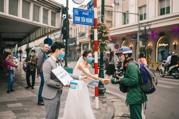 10 Ide Konsep Foto Pre-wedding Pakai Masker di Masa Pandemi. Tetap Dramatis dan Romantis! 17