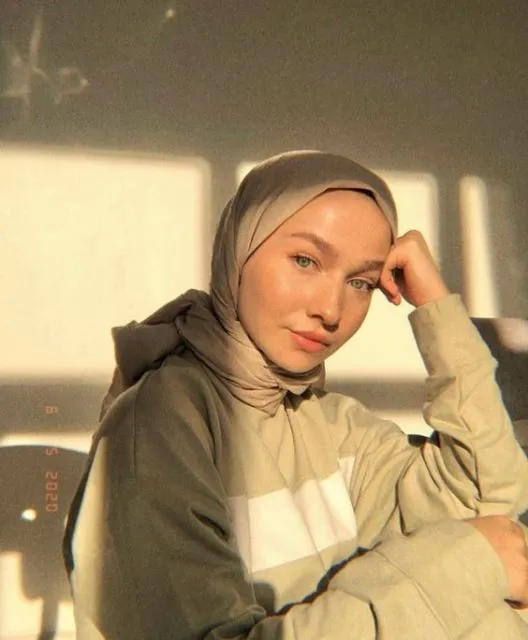 Tren Pashmina Diikat ke Belakang yang Bikin Bentuk Wajah Terlihat Jelas. Udah Nyoba? 10