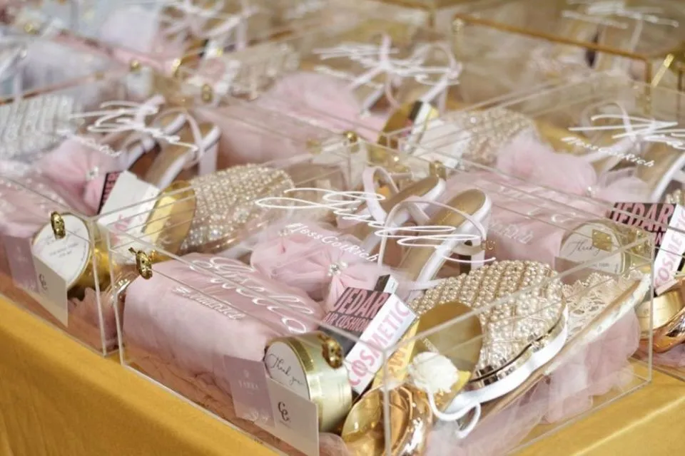 Hadiah Mewah 5 Seleb untuk Bridesmaid. Dari Kamera, Perhiasan, Sampai Catokan Rambut! 9
