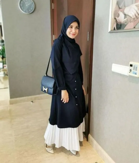 Bukan Cuma Rok Plisket, Ini Potret Gamis Plisket yang Bikin Penampilan Makin Santun 10