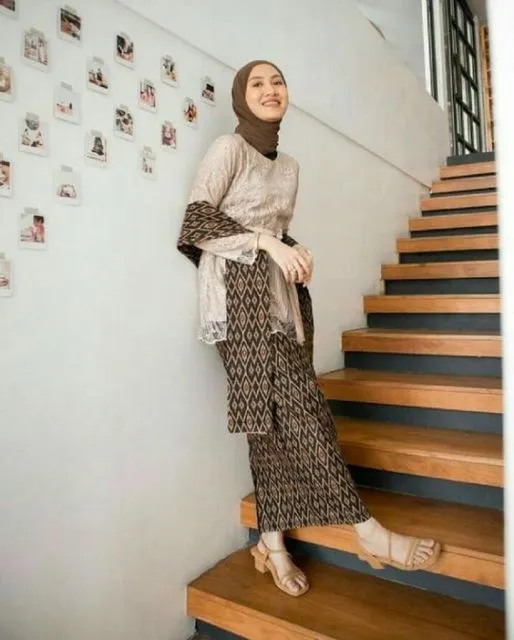 5 Potret Hijabers yang Sukses Tampil Feminin dengan Kebaya Selendang. Jadi Elegan Gitu! 10