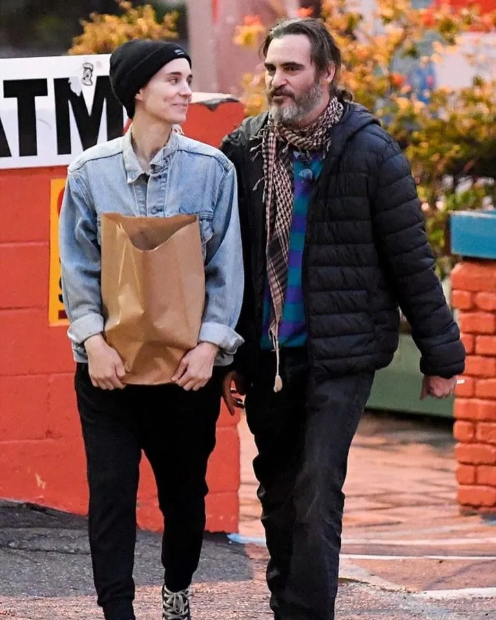 Selamat! Joaquin Phoenix dan Rooney Mara Dikaruniai Anak Pertama. Namanya Sangat Berarti 4