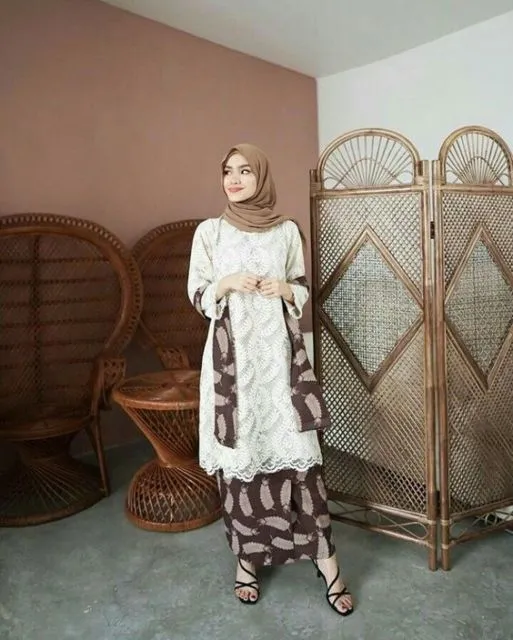 5 Potret Hijabers yang Sukses Tampil Feminin dengan Kebaya Selendang. Jadi Elegan Gitu! 6