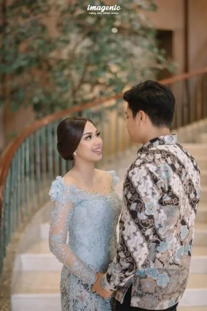 8 Desain Busana Couple Beda Warna tapi Tetap Senada. Elegan Plus Mesra! 9