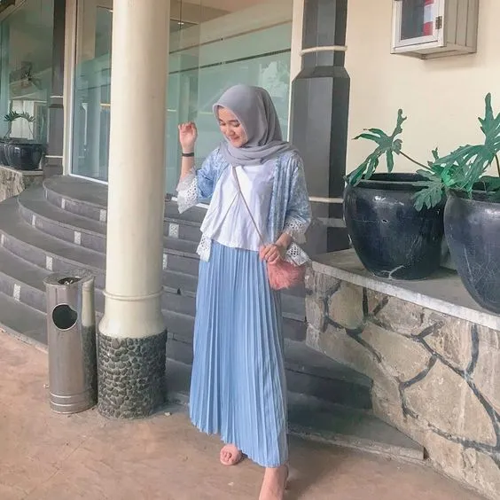 Bukan Hitam, Ini 8 Pilihan Warna Rok Plisket yang Sama Netralnya 13
