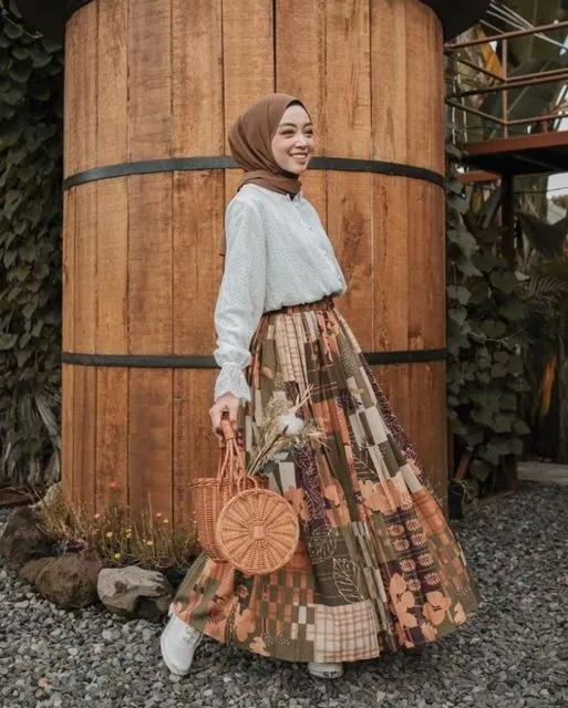 8 Motif Rok Terlaris yang Cocok Dipakai Cewek Tomboi Sampai Feminin 12