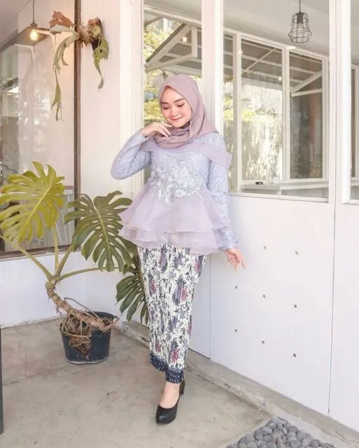 Potret Cantiknya Kebaya Warna Cerah Berpadu dengan Jarik Batik. Simpel nan Santun! 7