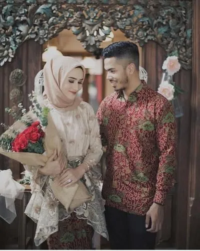 8 Desain Busana Couple Beda Warna tapi Tetap Senada. Elegan Plus Mesra! 11