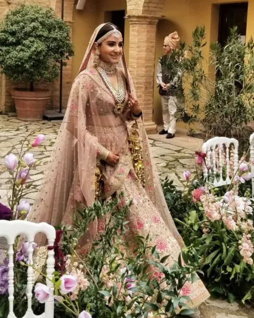 10 Gaun Pernikahan Bintang Bollywood Paling Mahal dan Mewah. Sarat Nuansa Warna Emas dan Merah! 13