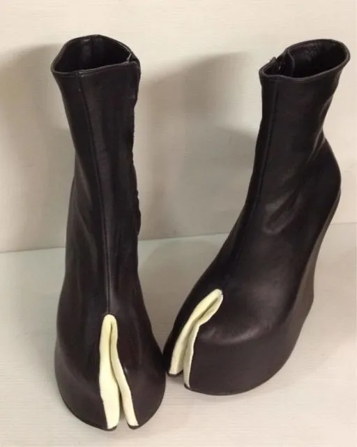 9 Desain Sepatu dan Baju yang Masih Diminati Meski 'Gagal Produksi'. Modis atau Miris? 12