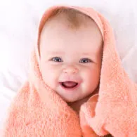 6 Rekomendasi Bedak Cair untuk Bayi dan Balita. Lebih Aman, Nggak Cemas Sama Serbuknya~