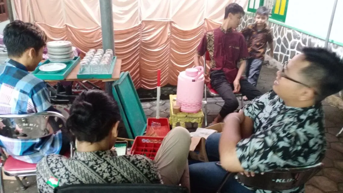 5 Tipikal Orang Kalau Lagi Nyinom atau Pelayan di Acara Nikahan Tetangga. Kamu yang Mana nih? 7