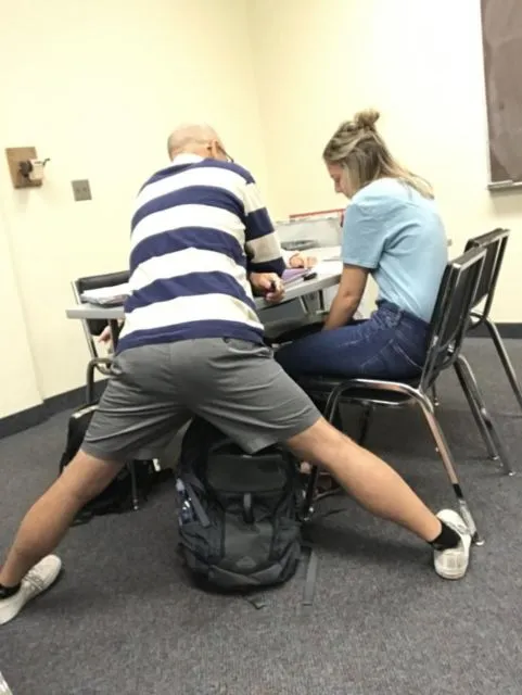 10 Gaya dan Posisi Aneh yang Jadi Favorit Guru Saat Ngajar di Kelas. Absurd Bener! 13